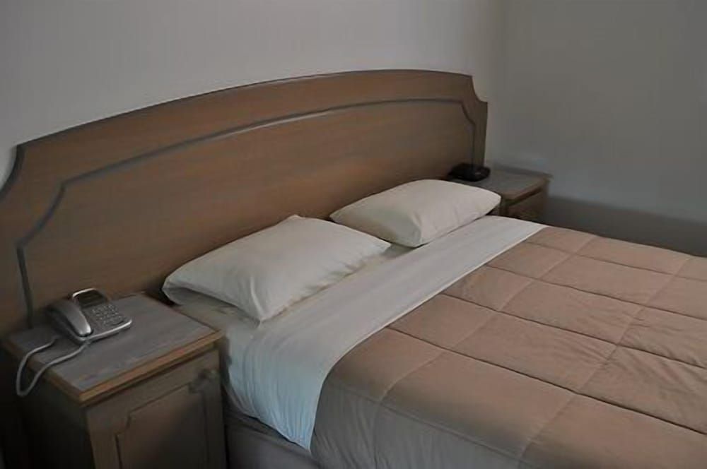 Nunawading Motor Inn Standard Queen Room 3