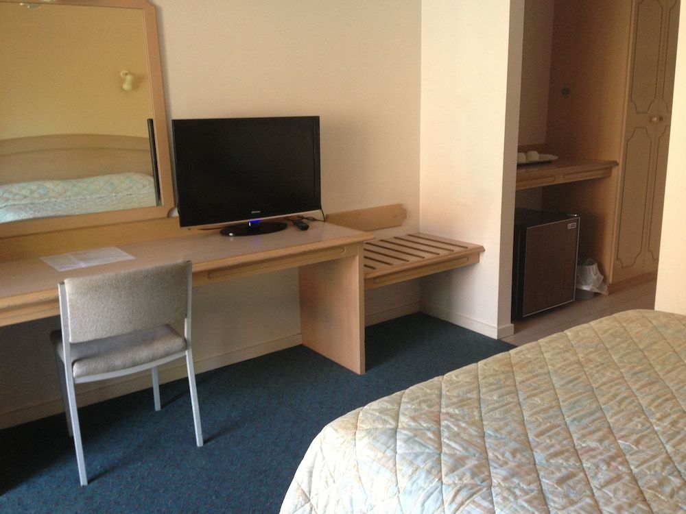 Nunawading Motor Inn Twin Room 9