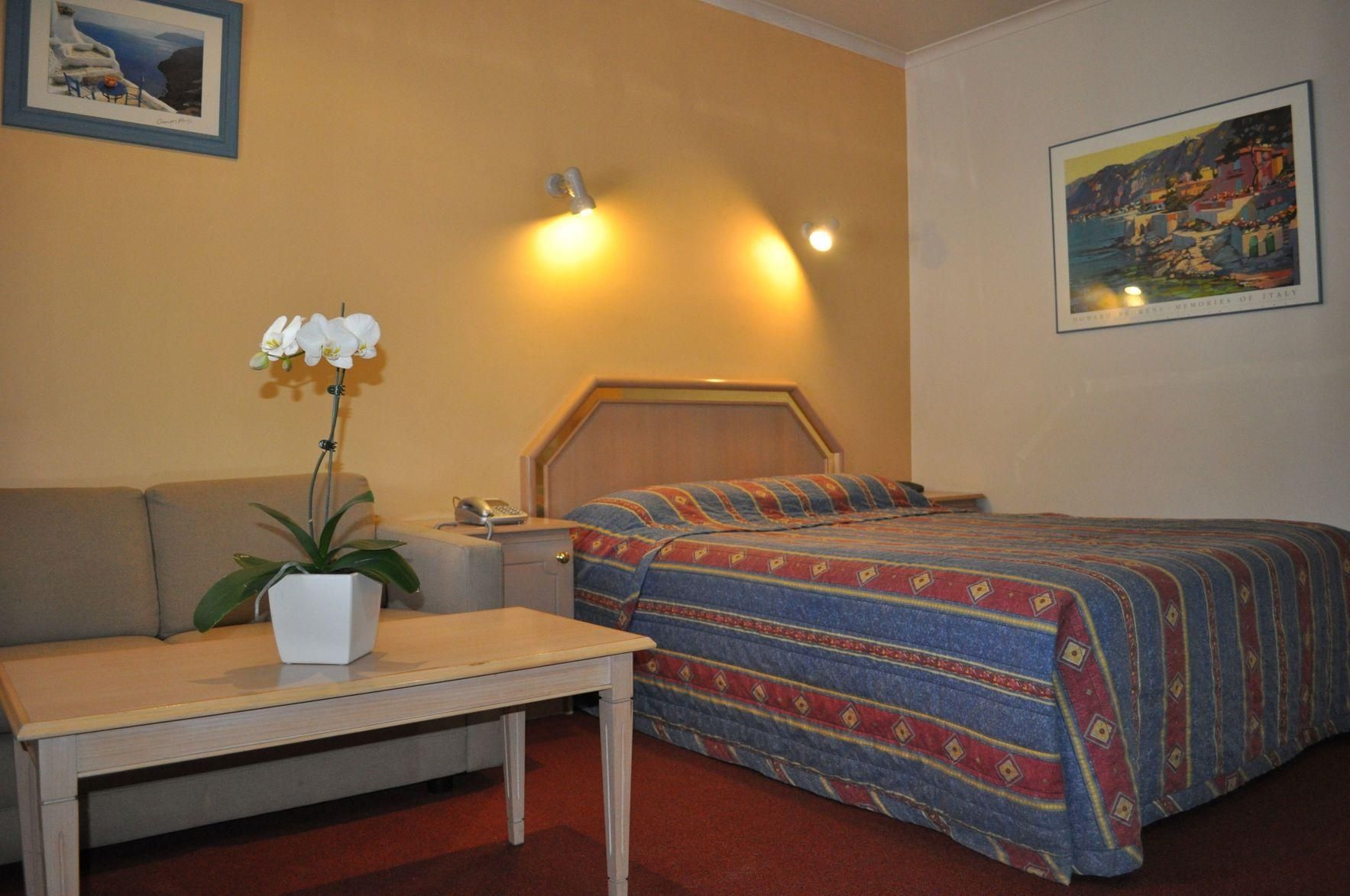 Nunawading Motor Inn Standard Queen Room 6