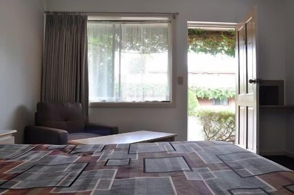 Nunawading Motor Inn Standard Queen Room 9