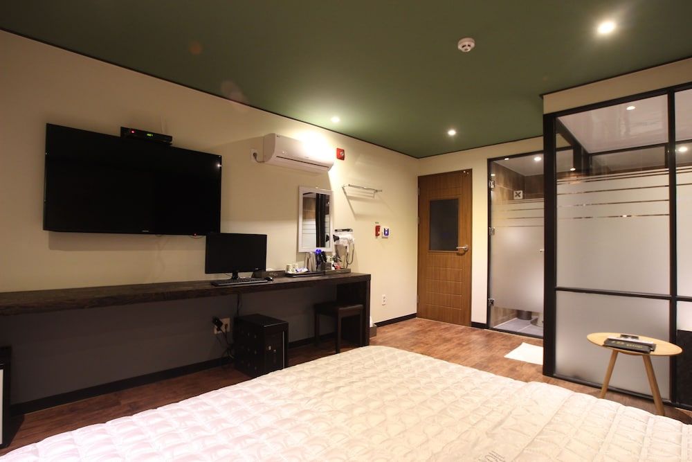 G7 Hotel Standard Double Room 6