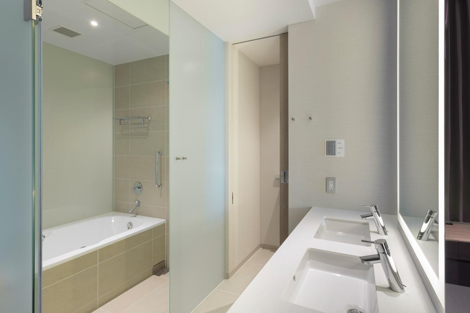 Deluxe - 2 Beds 1 Extra, Corner Room