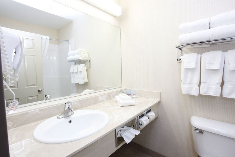 Stonebridge Hotel Dawson Creek Standard Double Room, 2 Queen Beds 4