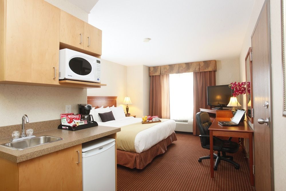 Stonebridge Hotel Dawson Creek Comfort Room, 1 King Bed, Accessible