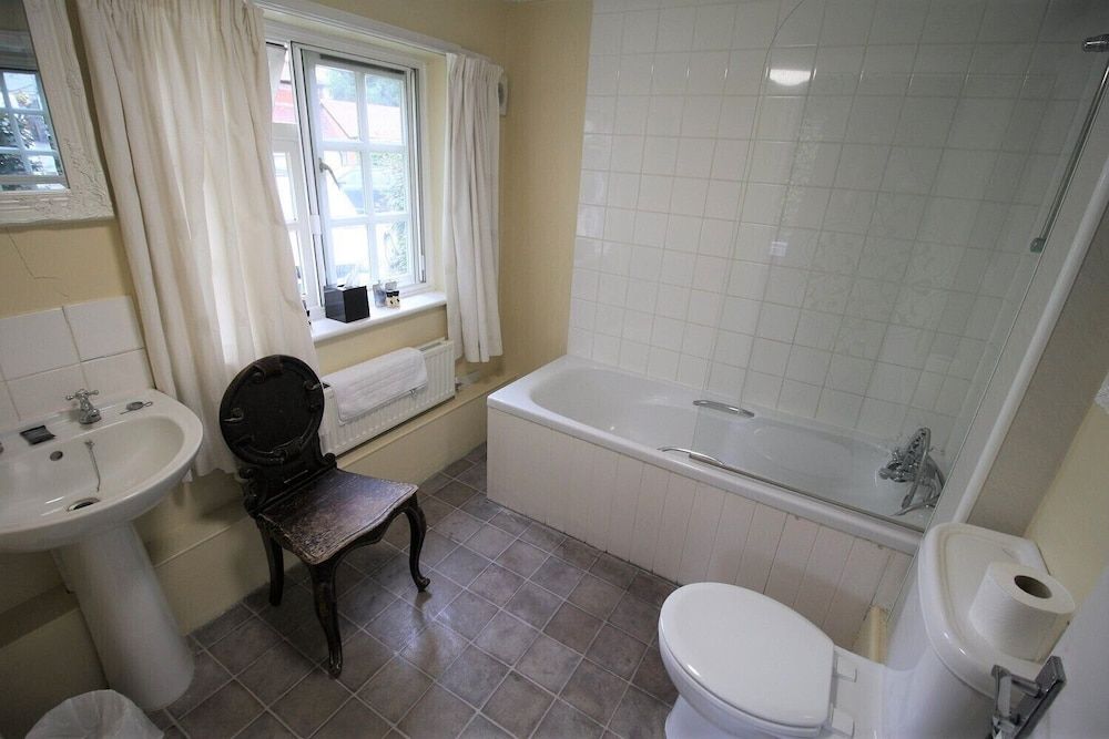 The Carpenters Arms Standard Double Room, Ensuite 9