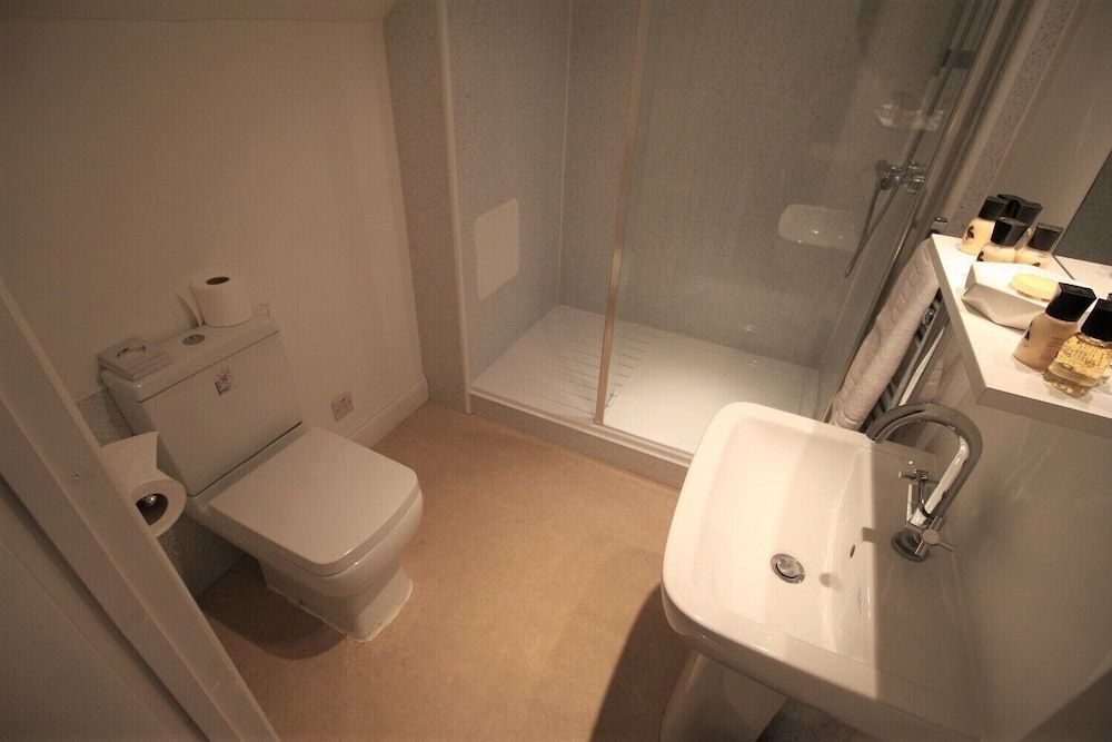 The Carpenters Arms Standard Double Room, Ensuite 10