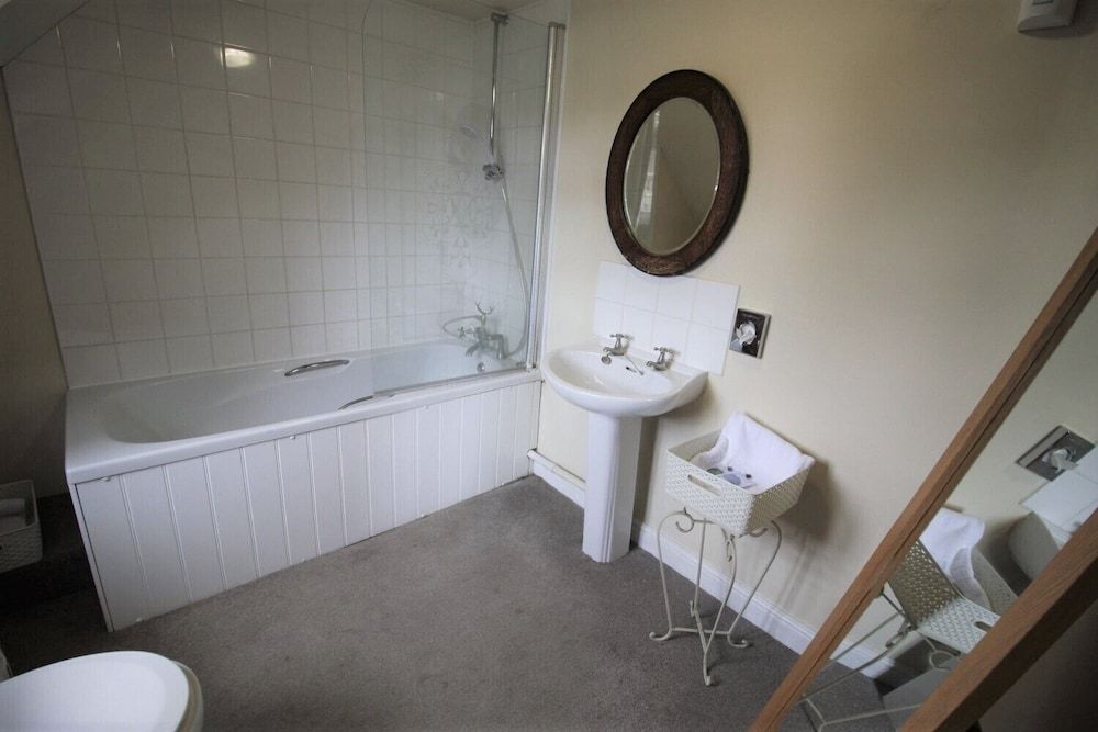 The Carpenters Arms Double Room, Shared Bathroom 6