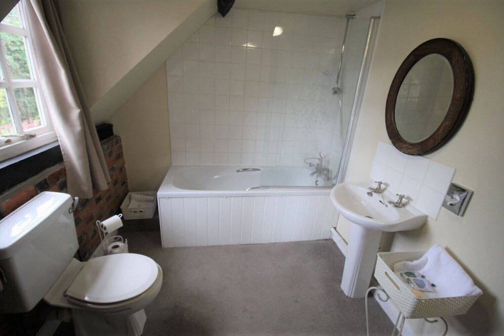 The Carpenters Arms Double Room, Shared Bathroom 7