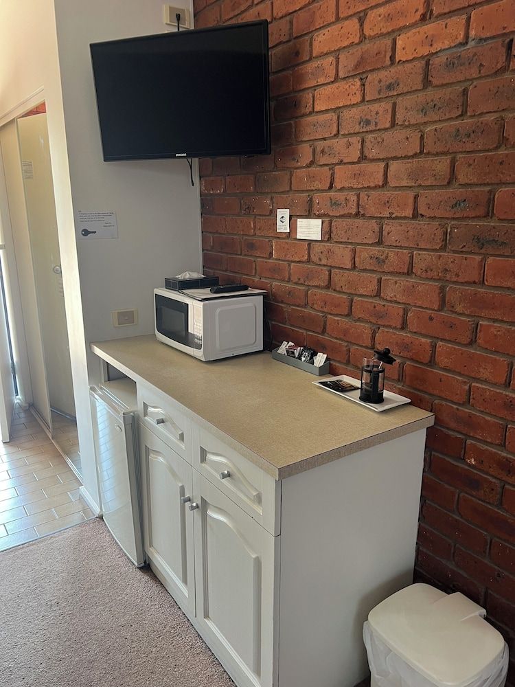 Melton Motor Inn & Apartments Standard Twin Room 5