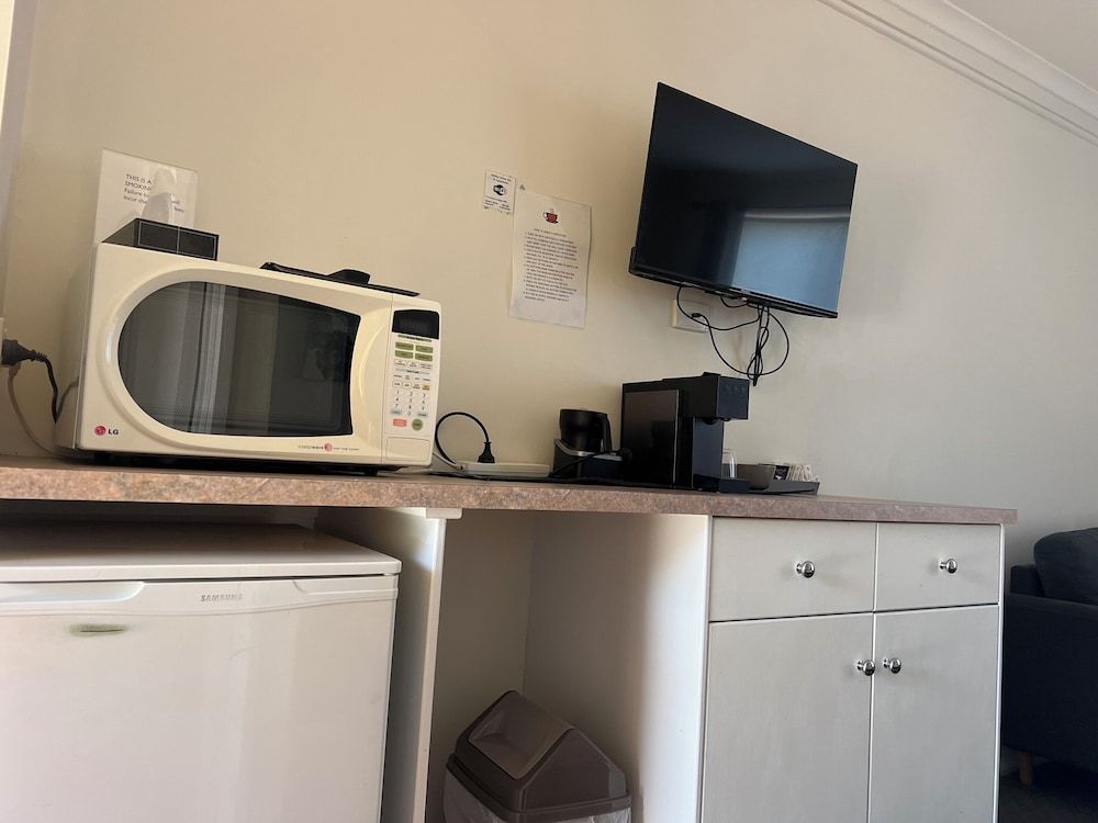 Melton Motor Inn & Apartments Deluxe Room, 1 King Bed 3