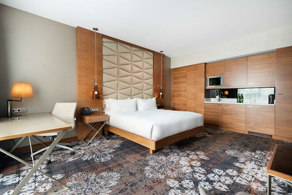 Junior Suite, 1 King Bed, Non Smoking, Business Lounge Access