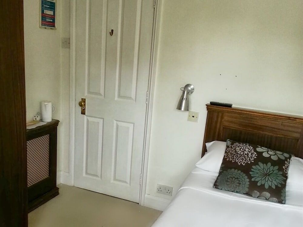 Single Room, Shared Bathroom (ROOM 5)