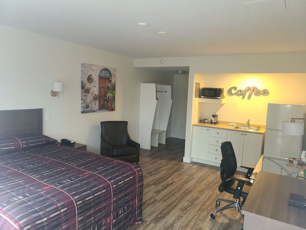 Room, 1 Queen Bed, Refrigerator & Microwave