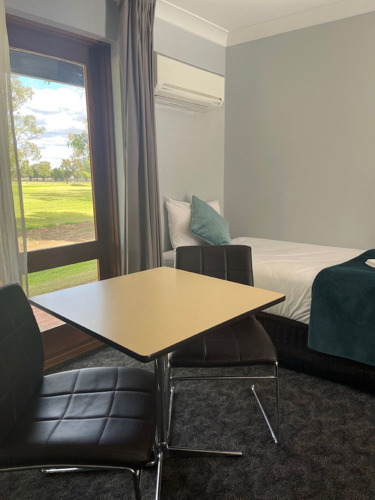 Town & Country Motor Inn Forbes Deluxe Triple Room, Golf View