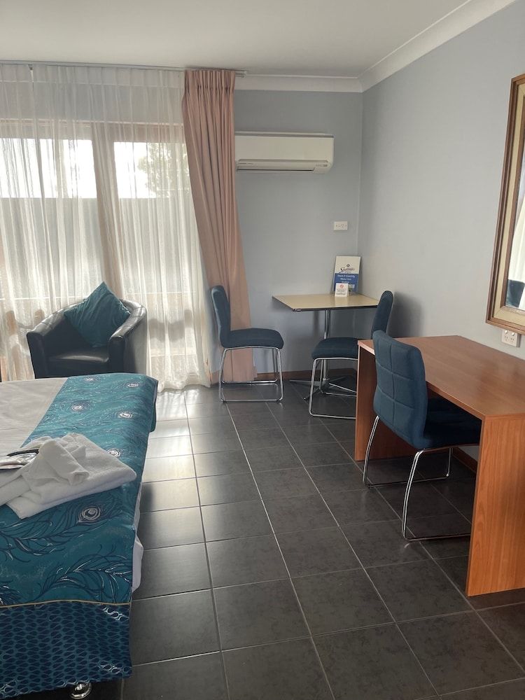 Town & Country Motor Inn Forbes Standard Double Room, Accessible 5