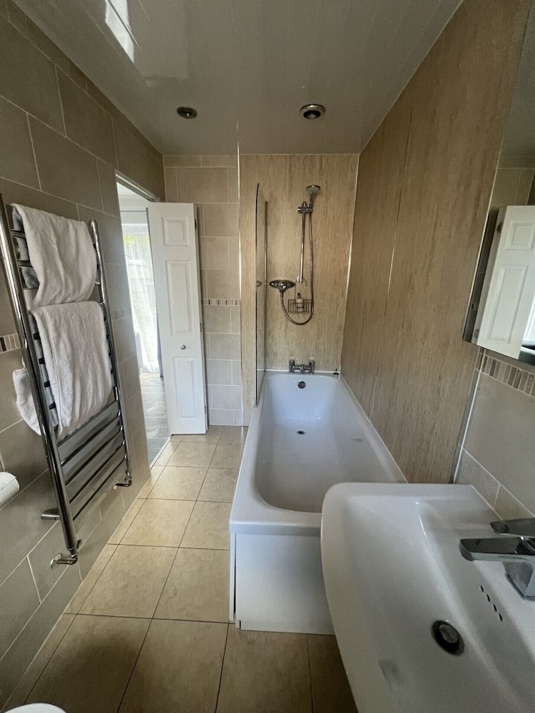 The Lawns Guest House Deluxe Apartment, Private Bathroom 2