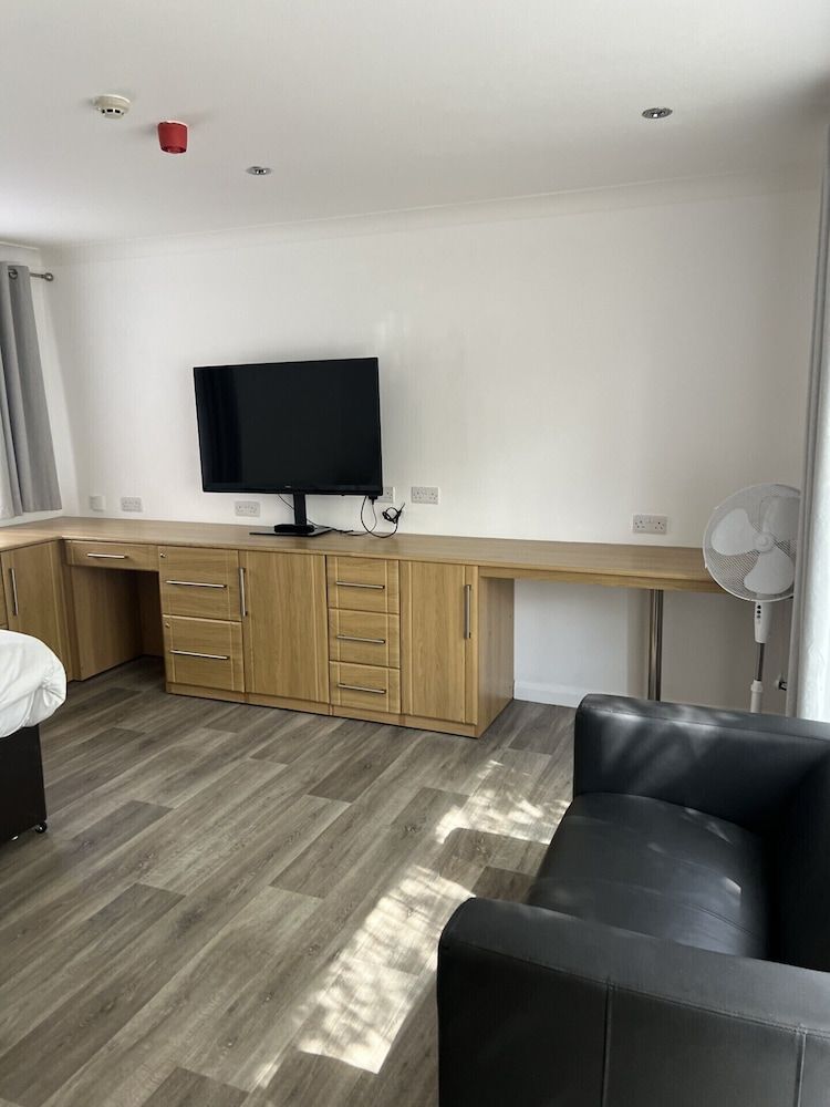 The Lawns Guest House Deluxe Apartment, Private Bathroom 3