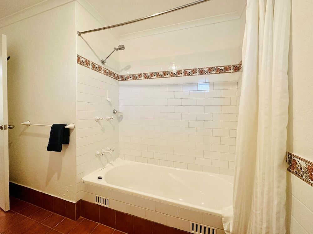 Berrima Bakehouse Motel Courtyard Executive Family Room 6