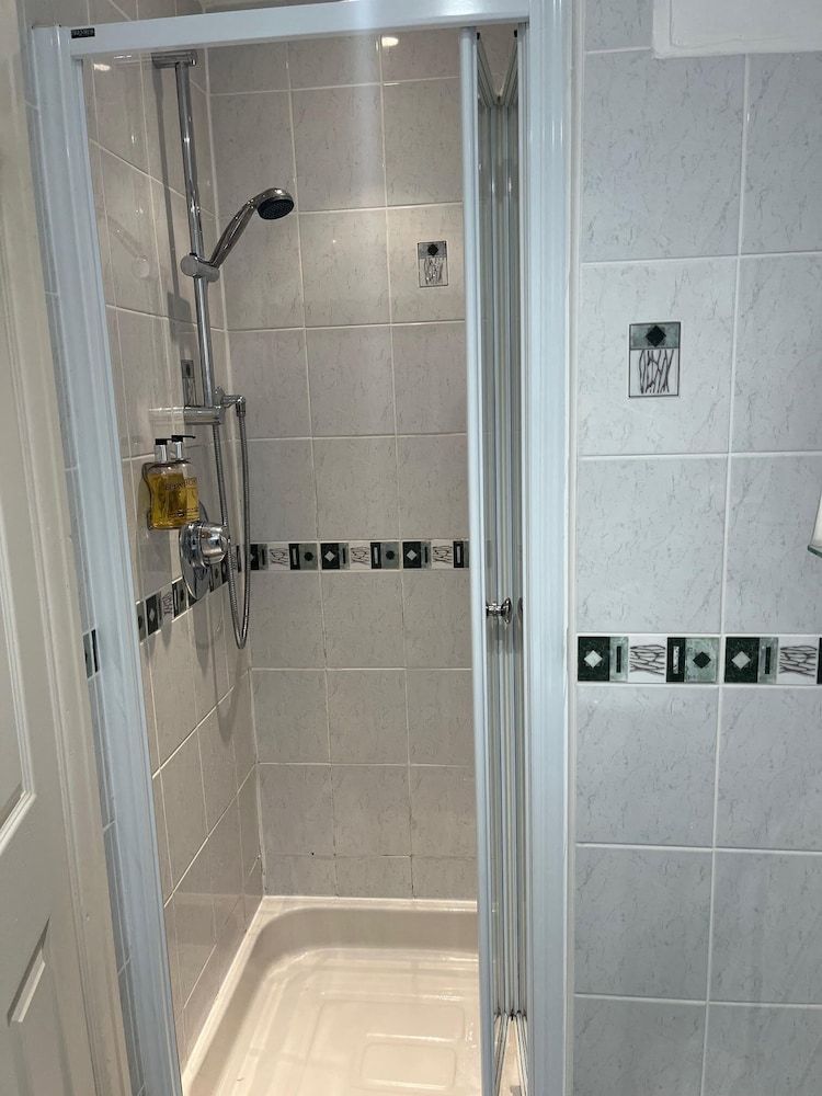 The Esplanade Double Room, Ensuite, Sea View 3