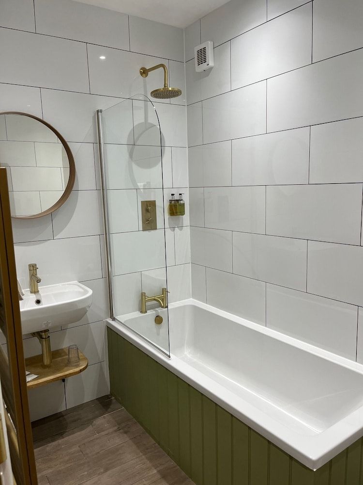 The Esplanade Double Room, Ensuite (High Floor) 2