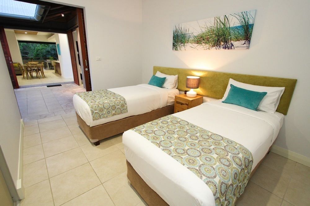 Three Bedroom Beach Home Apartment with Pool