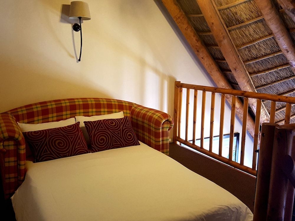 Oakhurst Hotel Family Room (Deluxe) 2