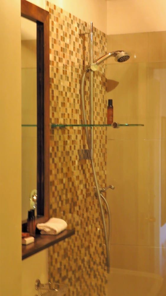 Oakhurst Hotel Family Room (Deluxe) 3