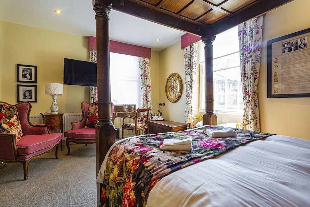 Deluxe Four Poster Room