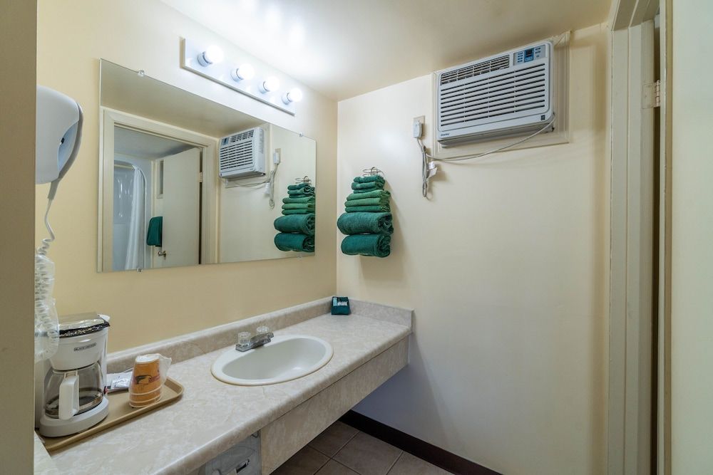 Canadas Best Value Desert Inn & Suites Cache Creek Room, 2 Queen Beds, Non Smoking 6
