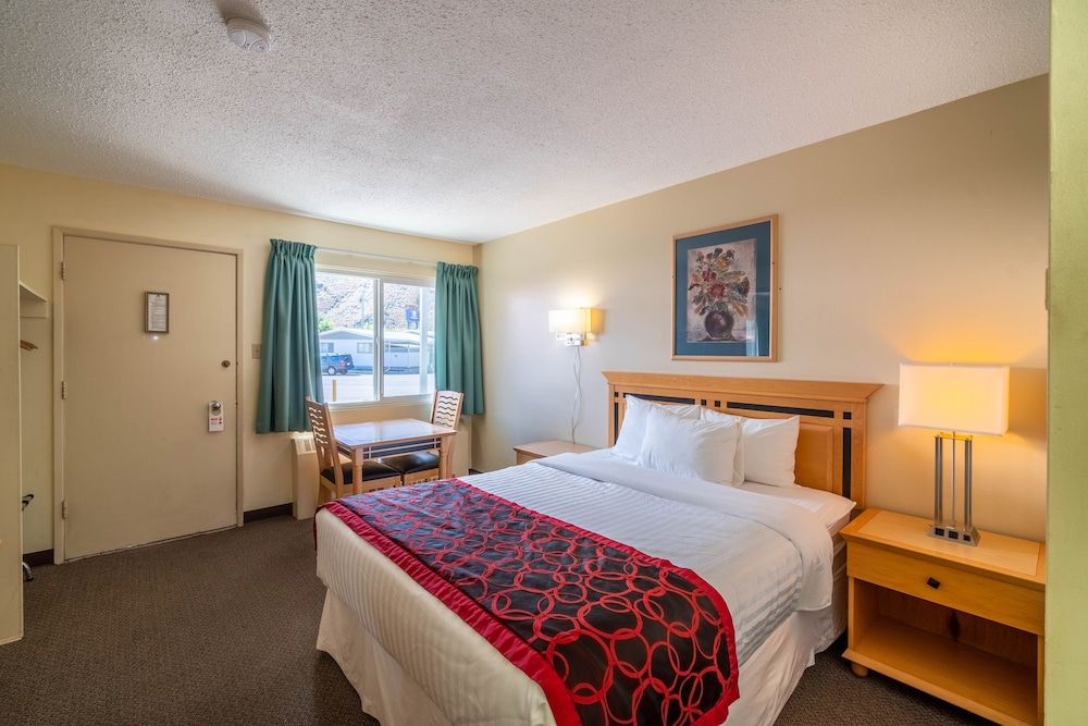 Canadas Best Value Desert Inn & Suites Cache Creek Room, 1 Queen Bed, Non Smoking 2