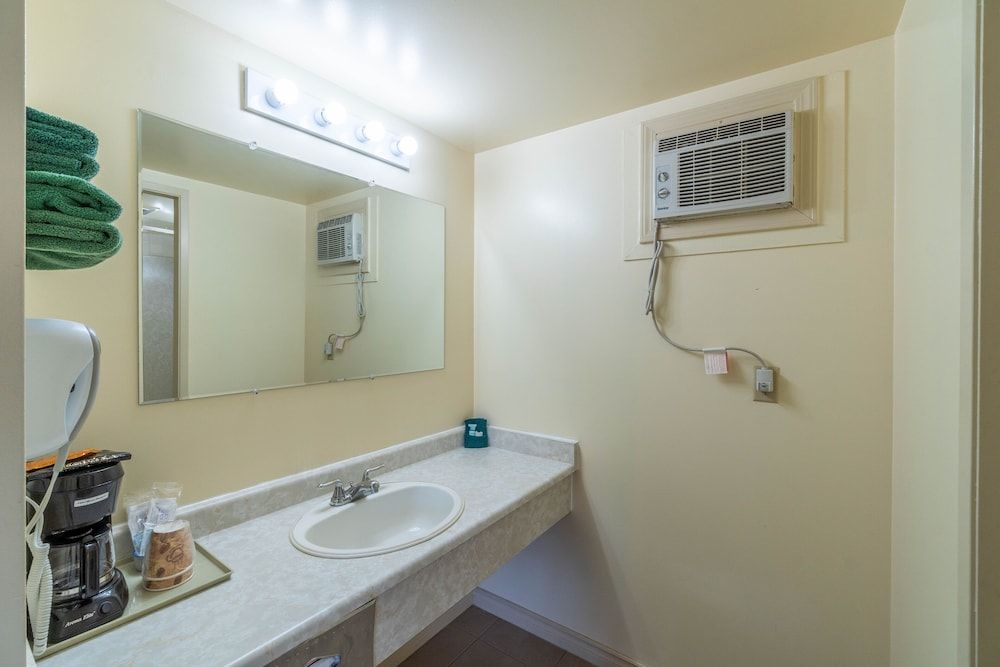 Canadas Best Value Desert Inn & Suites Cache Creek Room, 1 Queen Bed, Non Smoking 6