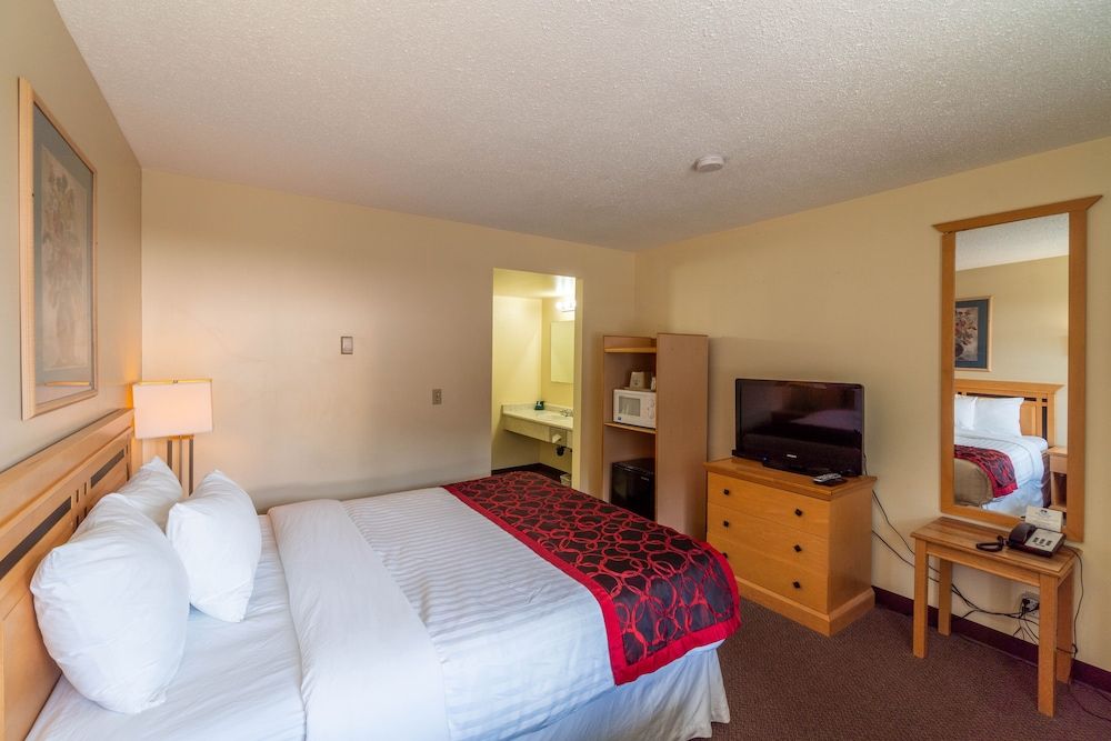 Canadas Best Value Desert Inn & Suites Cache Creek Room, 1 Queen Bed, Non Smoking 3