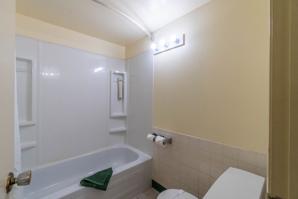 Canadas Best Value Desert Inn & Suites Cache Creek Room, 1 Queen Bed, Non Smoking 4