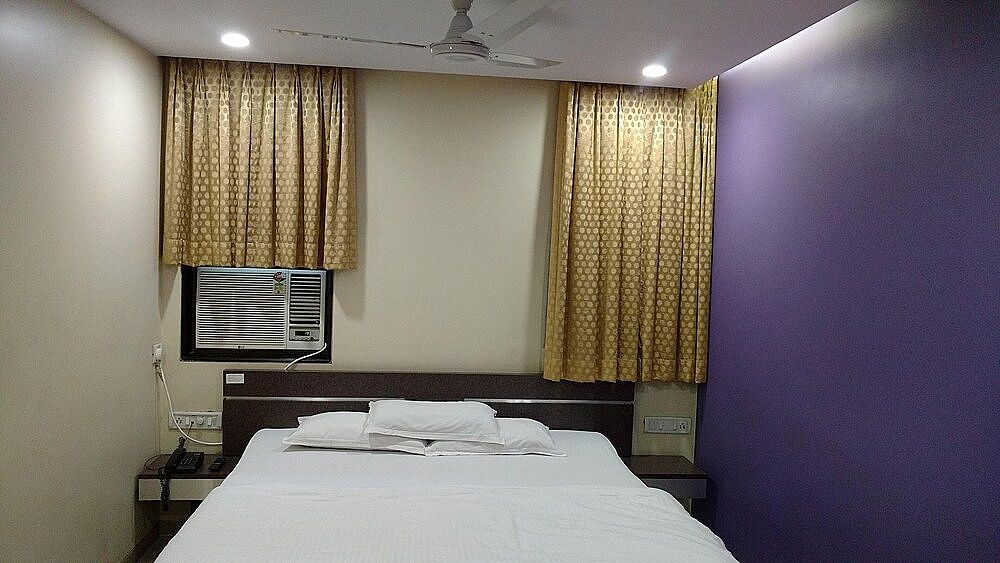 Pals Hotel Twin / Double Bed 5