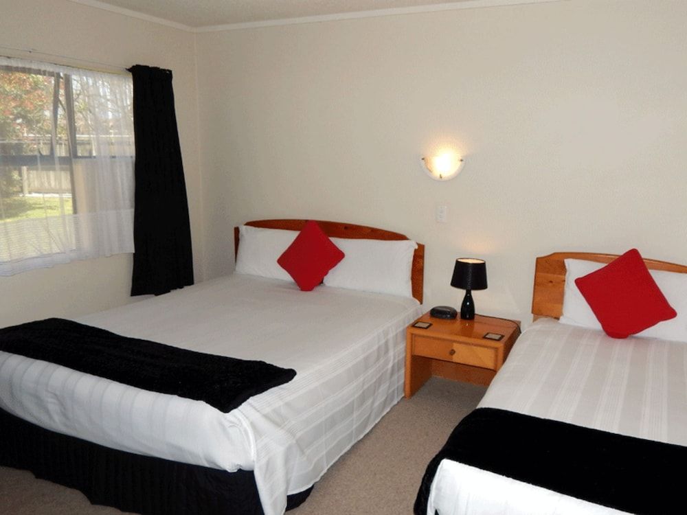 One Bedroom Suite (sleeps 5)