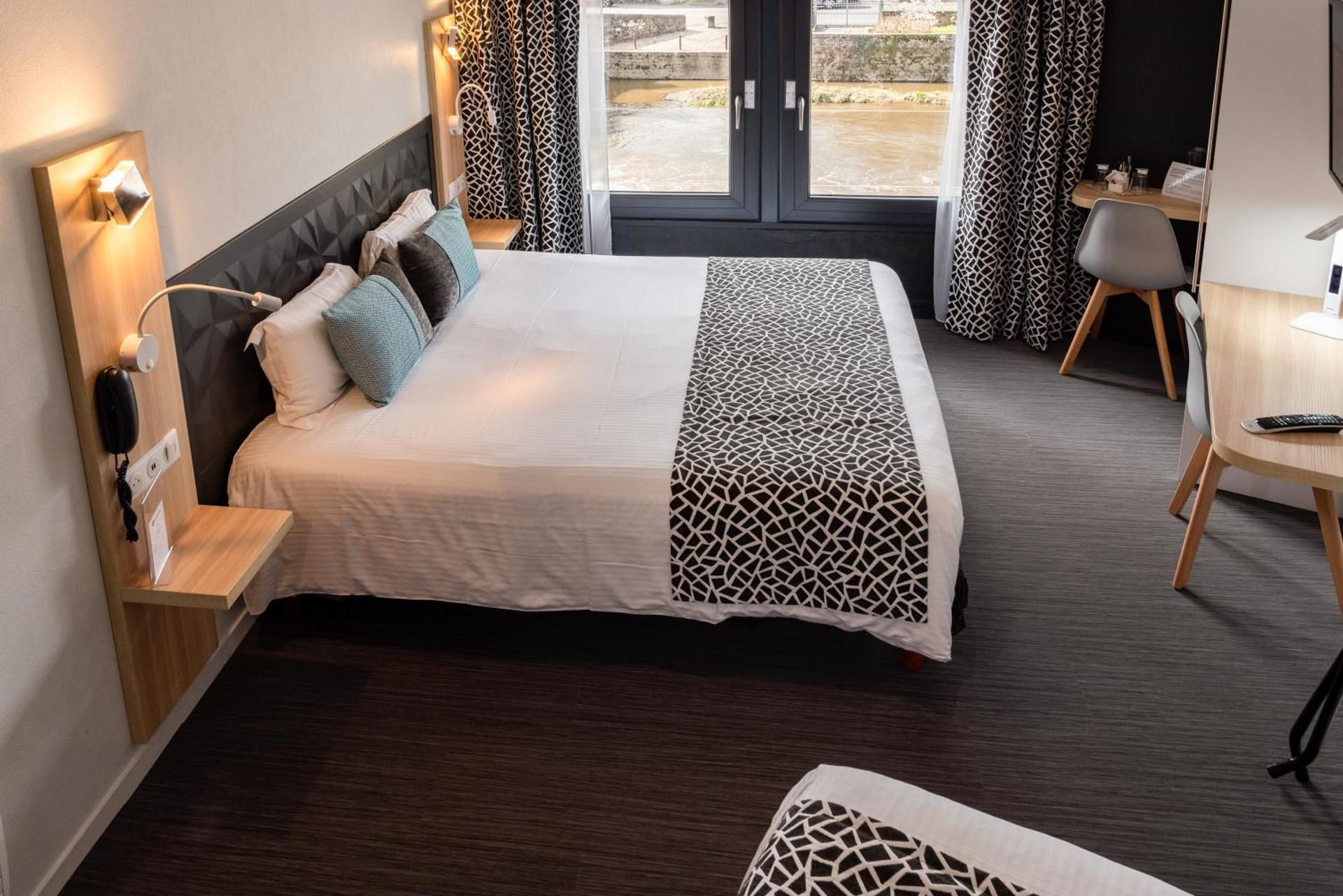 1 King 1 Single, Superior Room, Larger Room, River And Bridge View