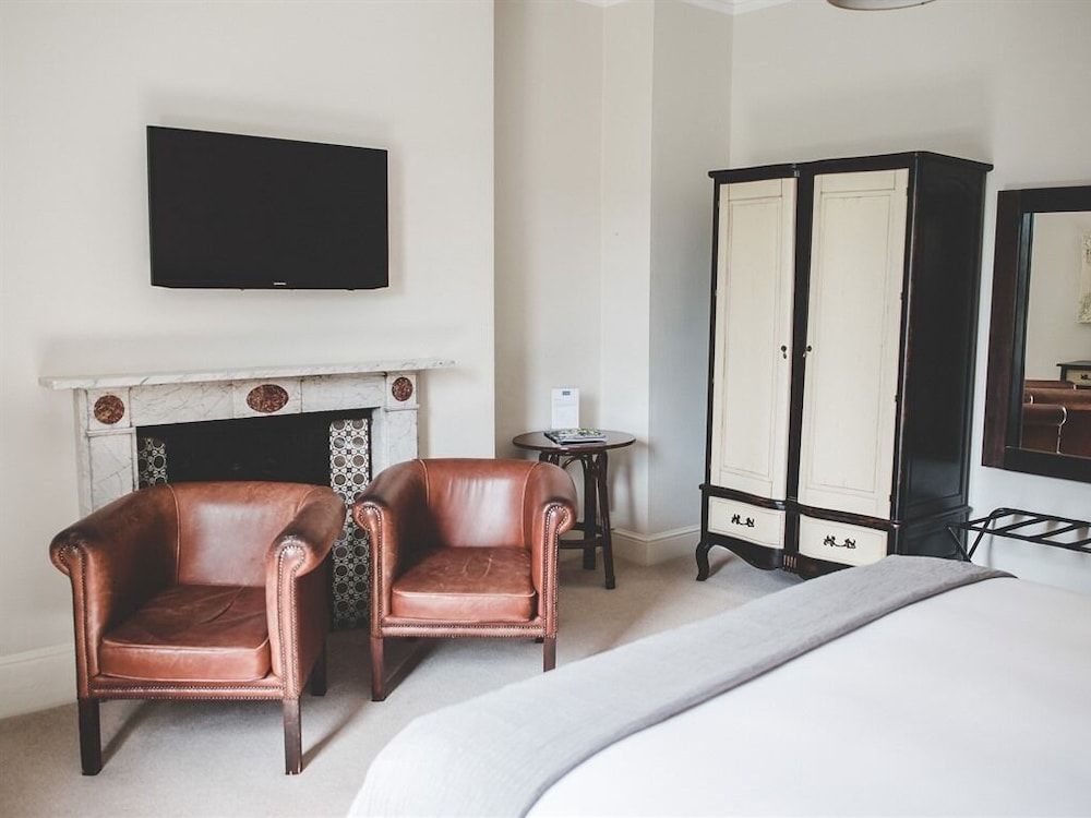 Norfolk Mead Superior Suite, Ensuite (Mulberry) 6