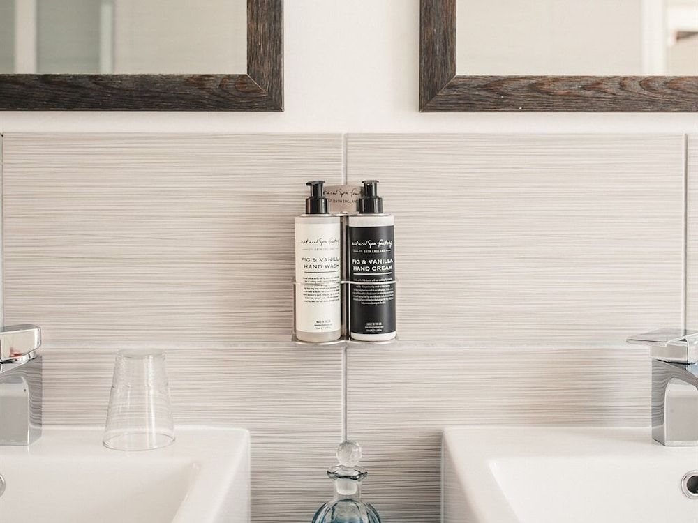 Norfolk Mead Superior Suite, Ensuite (Mulberry) 5