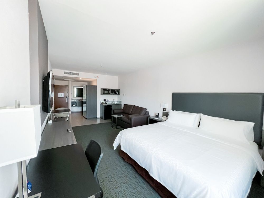 Holiday Inn Express & Suites Hermosillo by IHG Suite, 1 King Bed 5