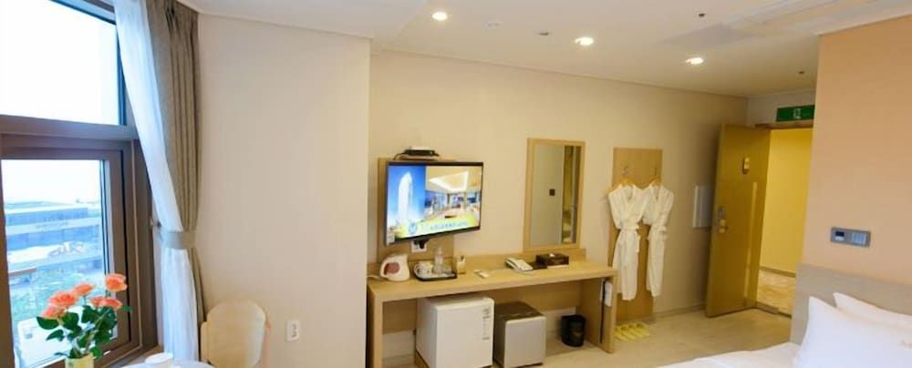 Marianne Hotel Deluxe Family Room, Ocean View - extra person fee pay upon arrival 9