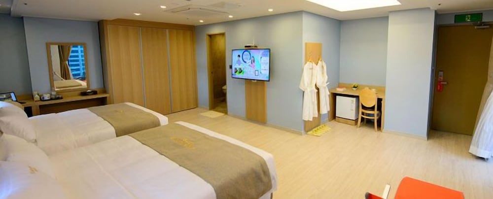 Marianne Hotel Deluxe Family Room, Ocean View - extra person fee pay upon arrival 8