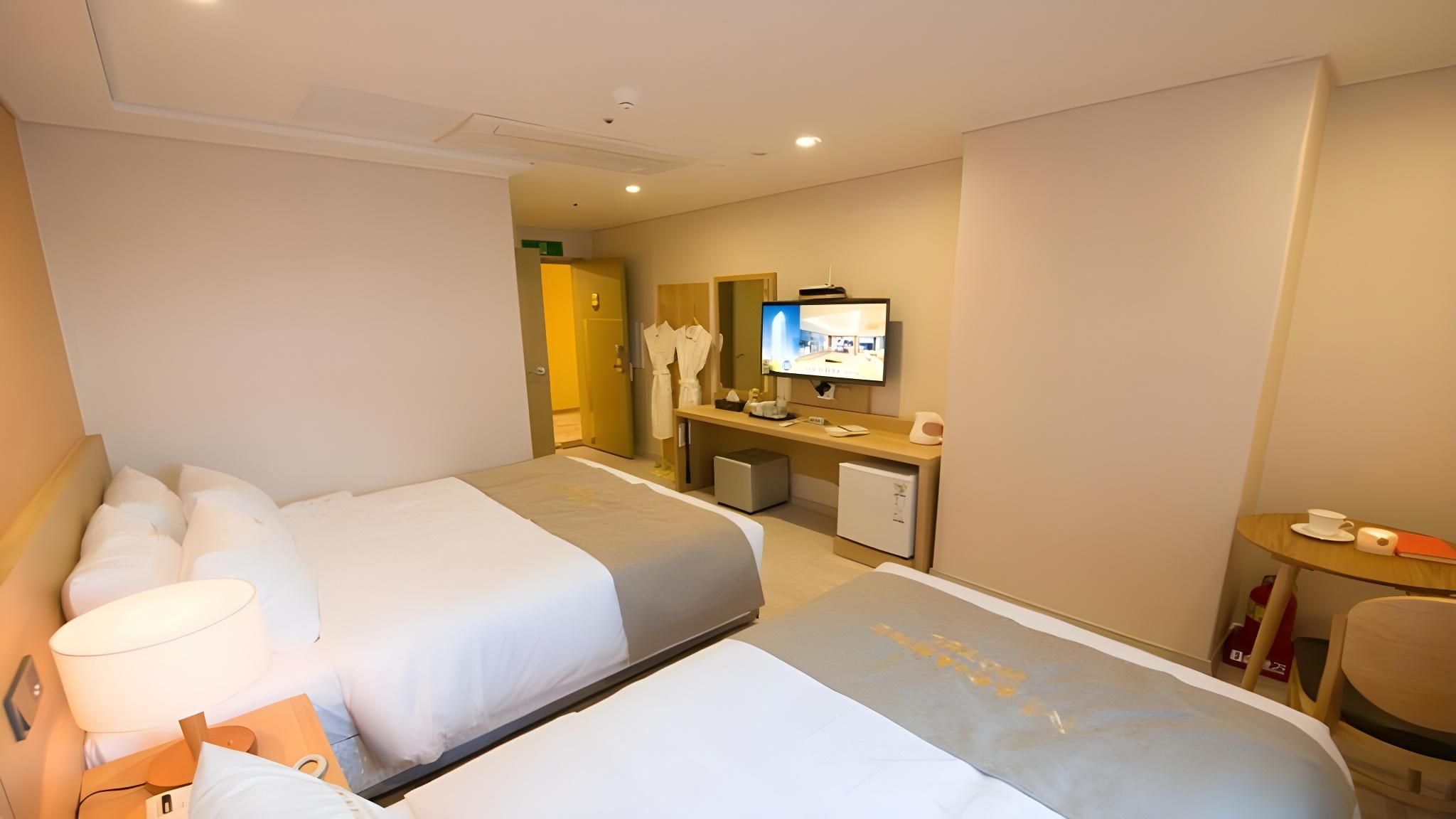 Standard Twin Room with City View