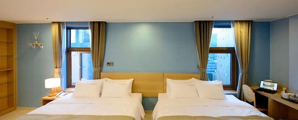 Marianne Hotel Deluxe Family Room, Ocean View - extra person fee pay upon arrival 4