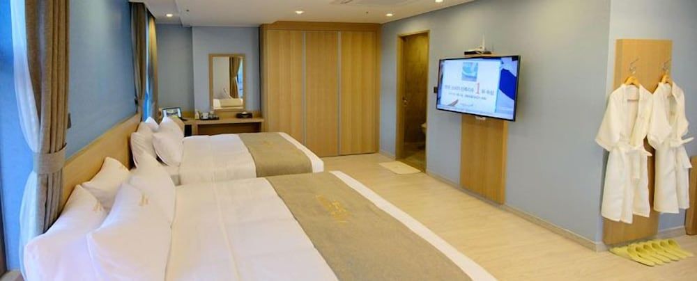 Marianne Hotel Deluxe Family Room, Ocean View - extra person fee pay upon arrival 3