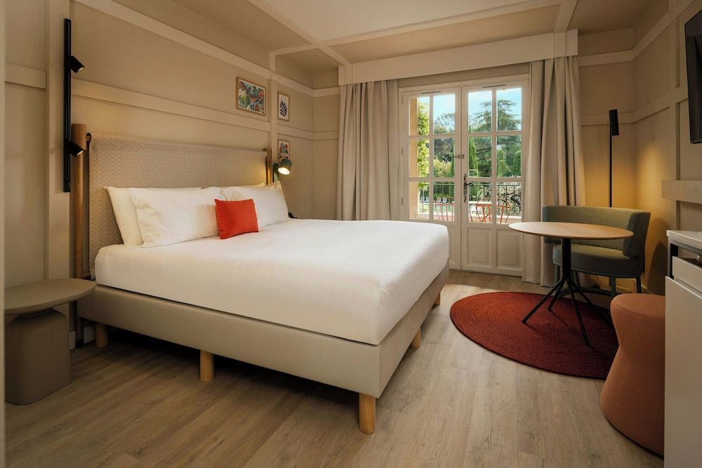 Junior Suite, 1 King Bed with Sofa bed, Balcony, Garden View
