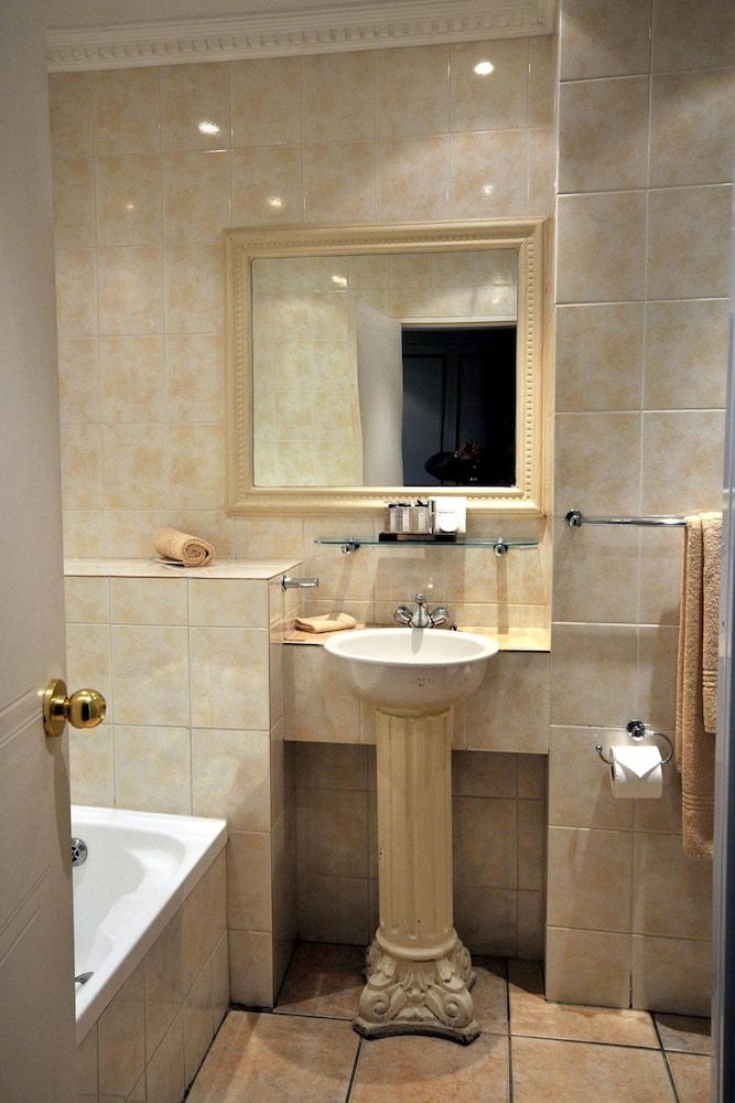 Apollo Hotel Deluxe Twin Room 5