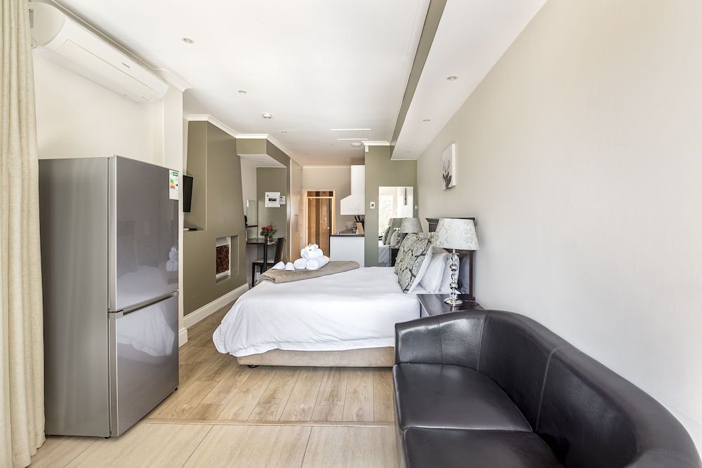 Executive Studio Suite, Pool View, Patio, Kitchenette