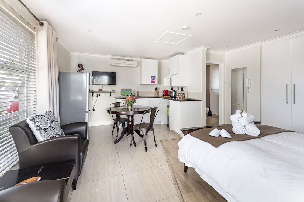 Executive Studio Suite, Pool View, Patio, Kitchenette