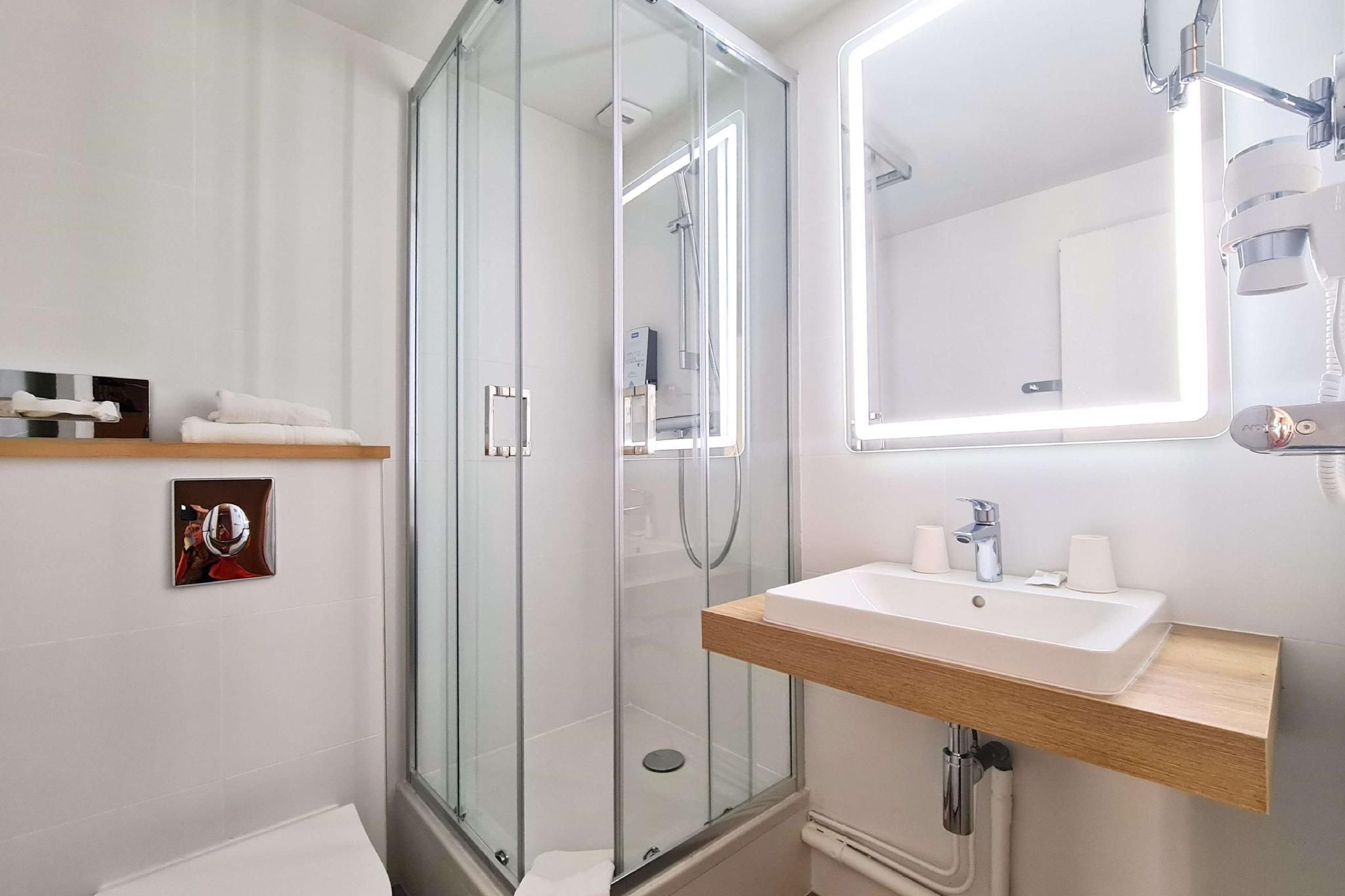 Kyriad Vannes Centre-ville Standard Room - 3 Single Beds 2