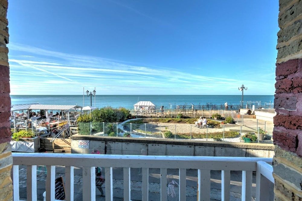 Hotel Le Rayon Vert Chambre double vue mer avec balcon et baignoire 6